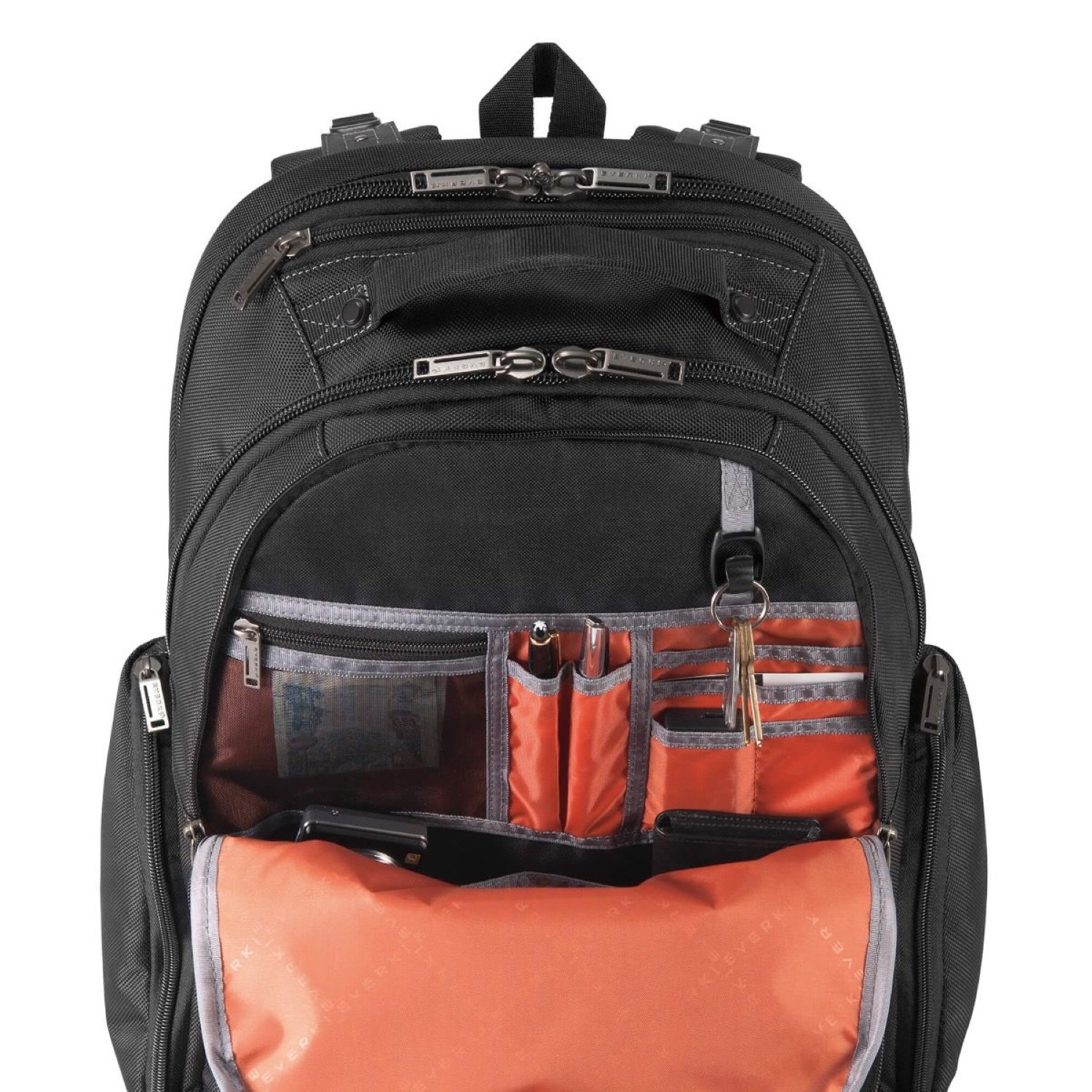 Schwarzer Rucksack offen, orangefarbener Innenraum, Taschen mit sichtbaren Gegenständen.