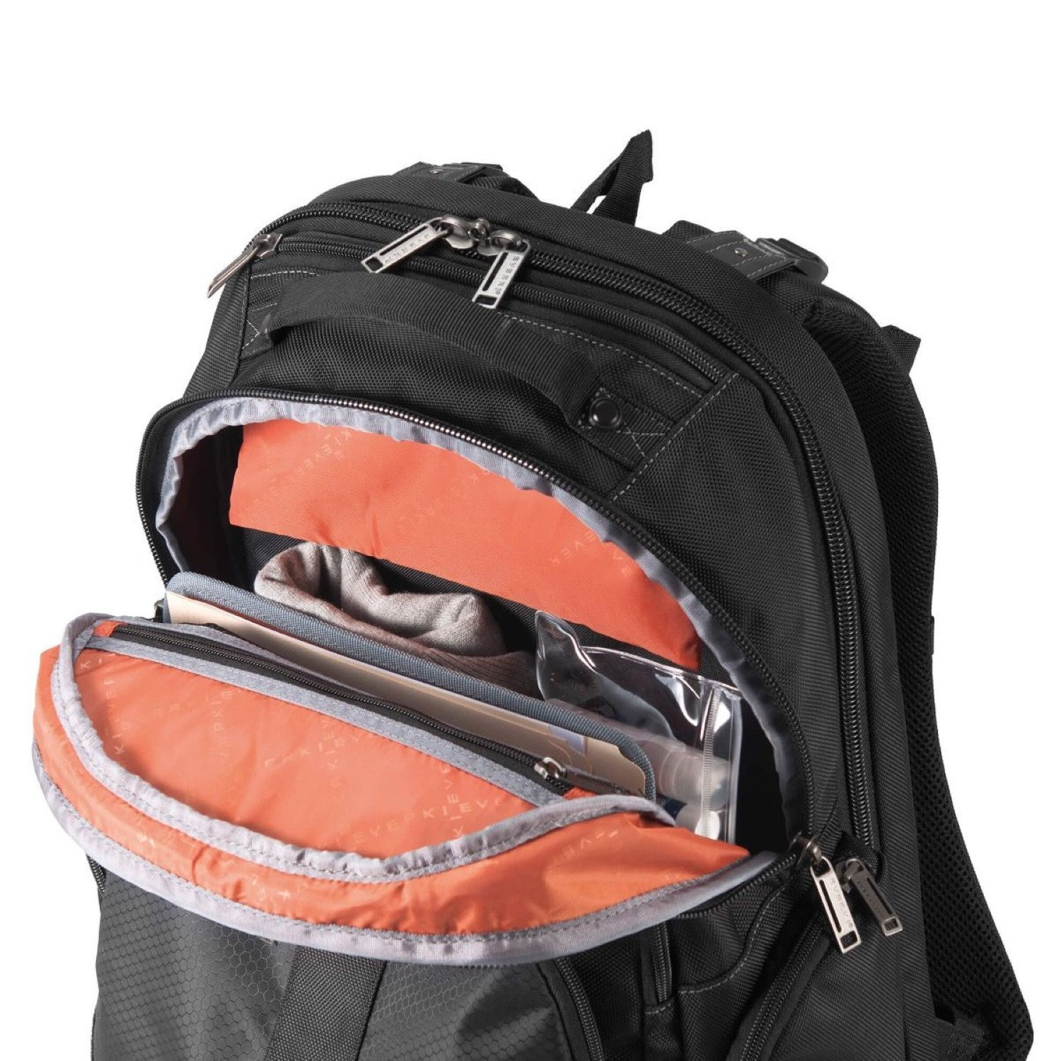Ein schwarzer Rucksack mit mehreren Fächern. Er hat orangefarbenes Innenfutter und Reißverschlüsse.