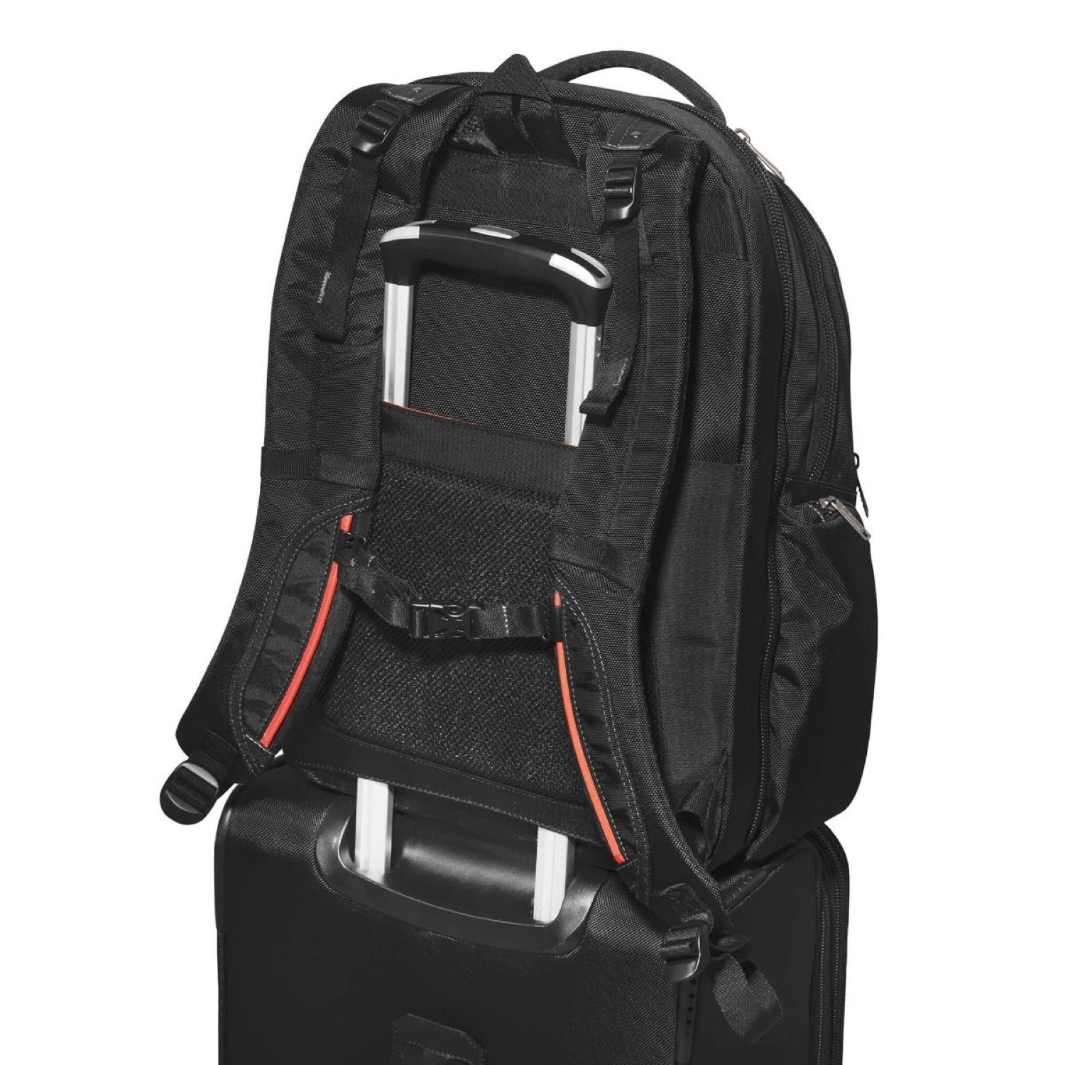 Ein schwarzer Rucksack auf einem schwarzen Koffer mit orangefarbenen Akzenten und einem Metallgriff.