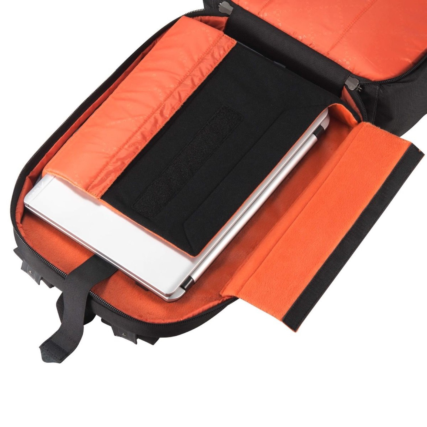 Offener schwarzer Rucksack mit orangefarbenem Innenraum. Tablet in schwarzem Etui. Zusätzliche orangefarbene Tasche.