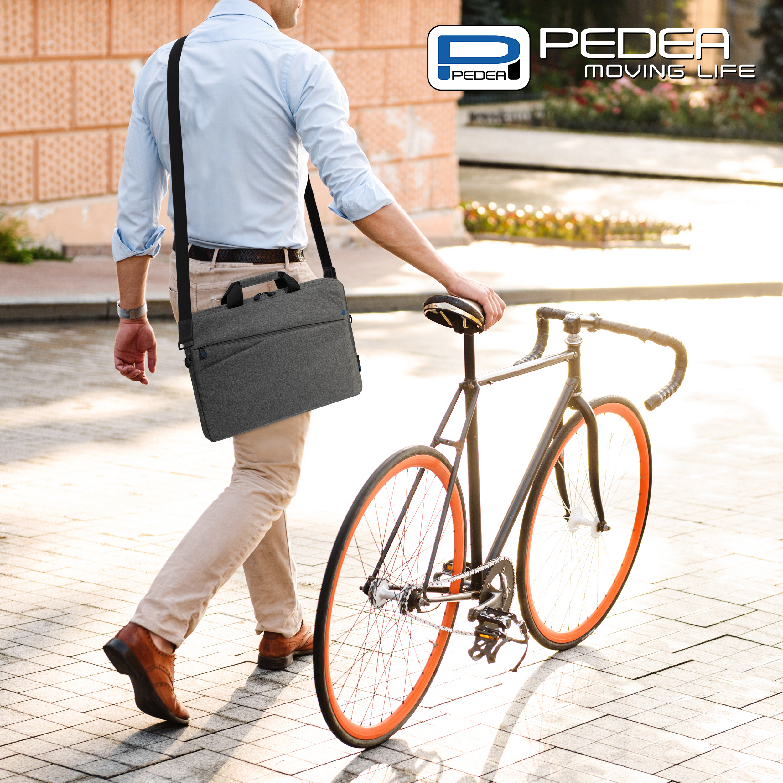 Mann geht mit Laptoptasche, schiebt Fahrrad. Fahrrad hat orange Reifen, Sonne scheint.
