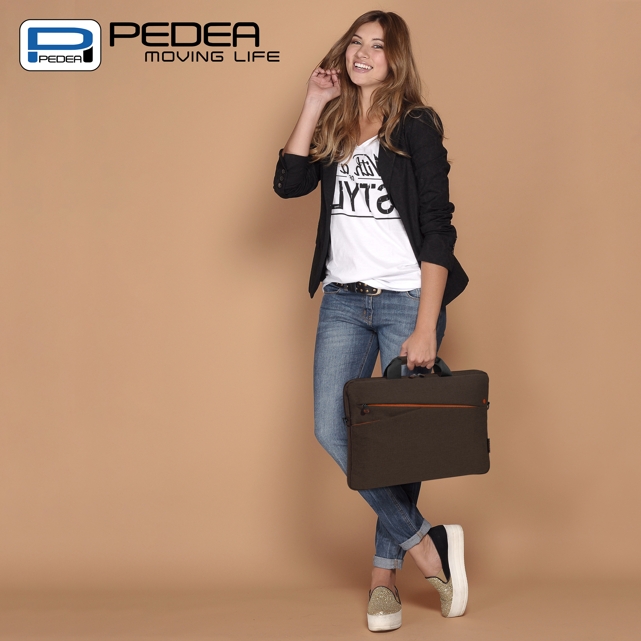 Donna che tiene una borsa per laptop marrone. Indossa jeans, camicia bianca e scarpe da ginnastica.