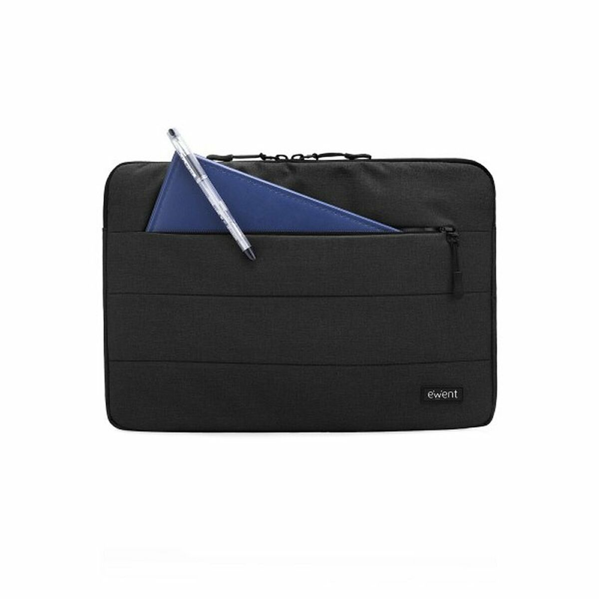 Custodia per laptop nera con tasca, penna e quaderno blu su sfondo bianco.