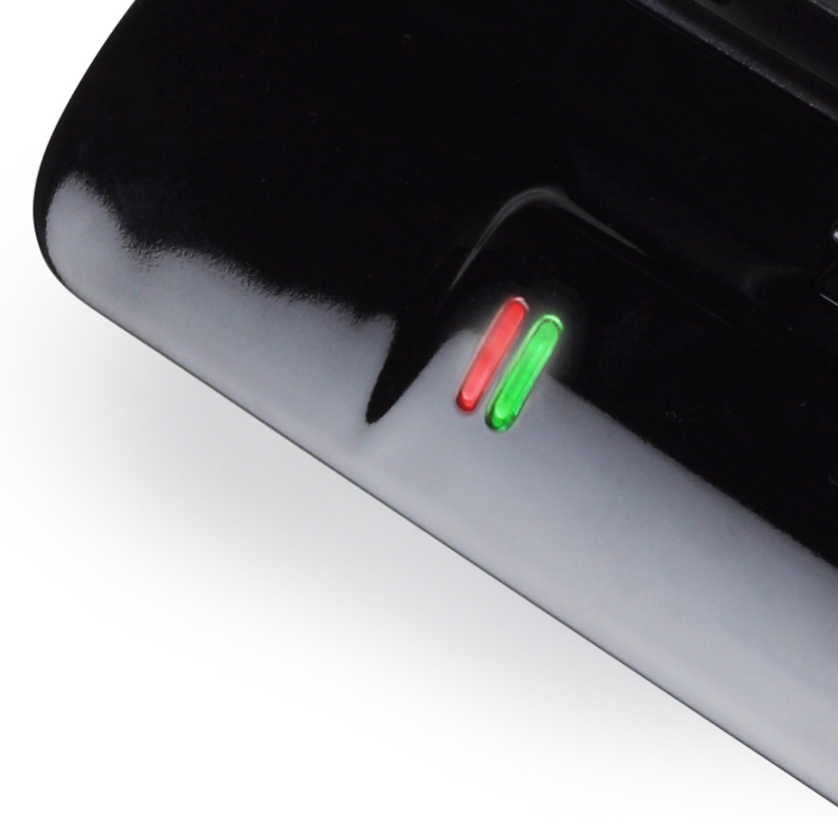 Primo piano di un dispositivo nero con due piccole luci, una rossa e una verde.