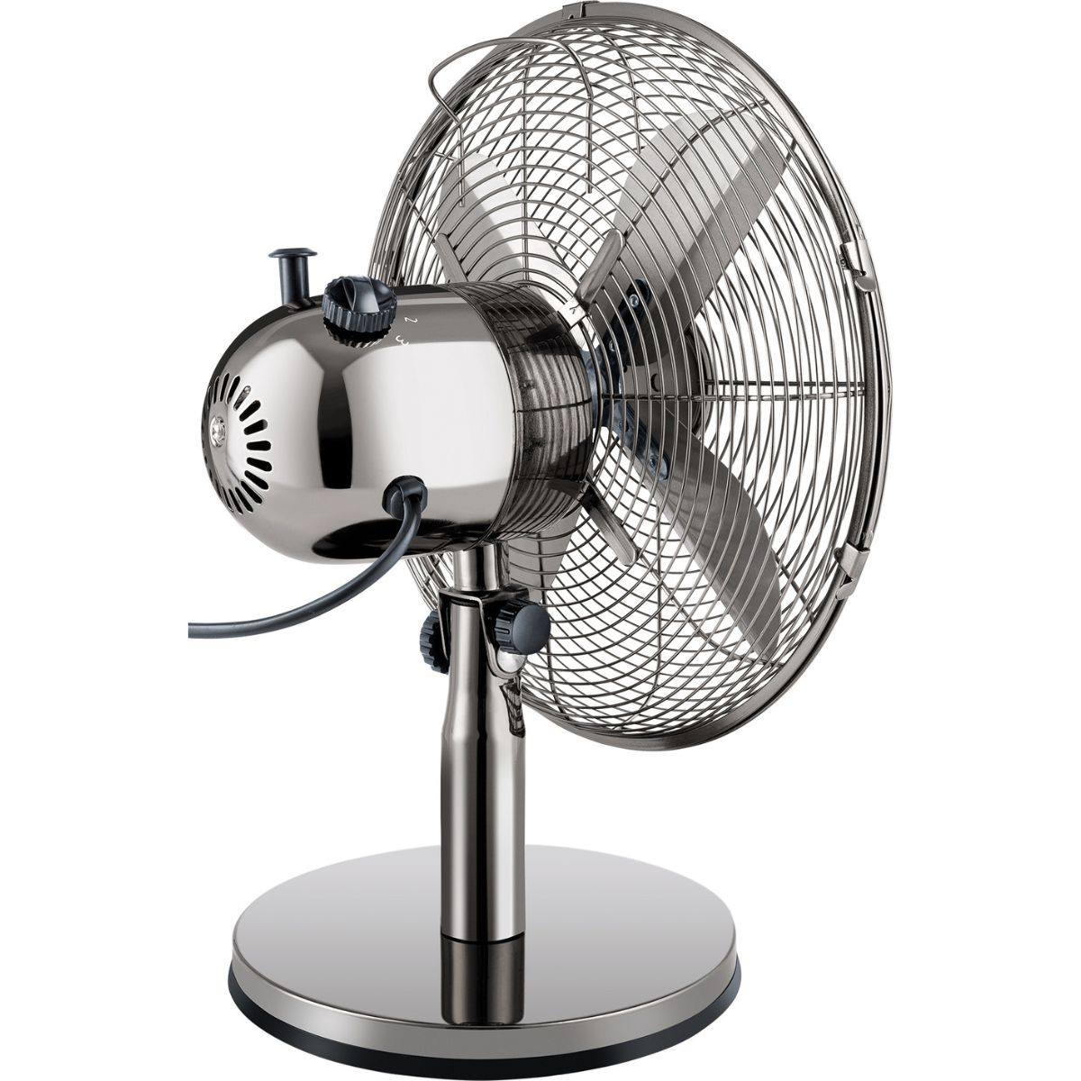 Un ventilador retro plateado con base redonda sobre una superficie blanca, vista en ángulo.