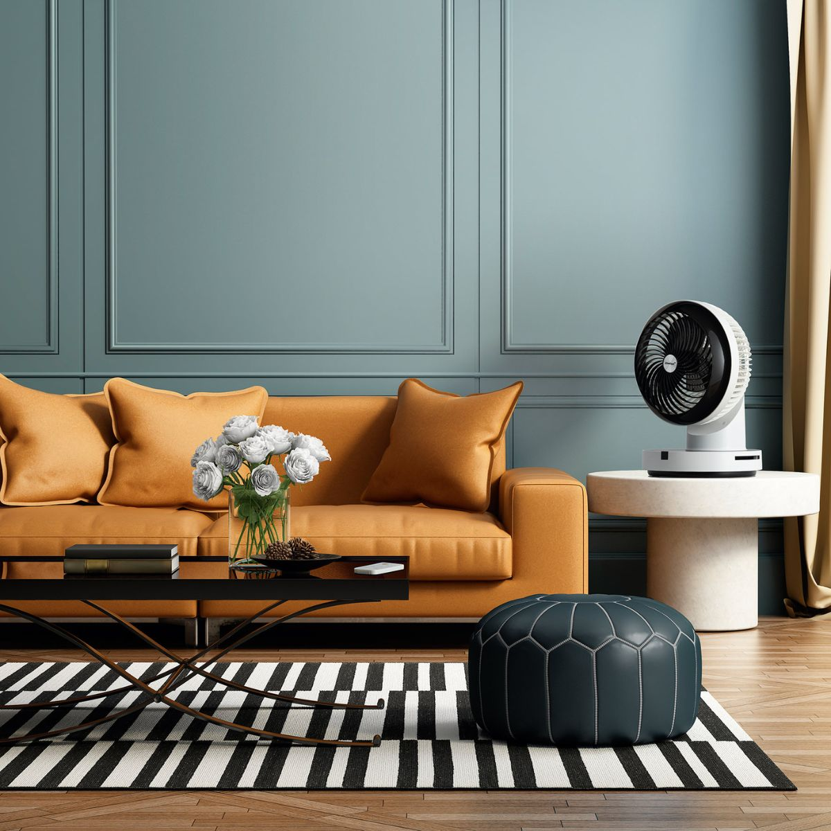 Wohnzimmer mit orangefarbenem Sofa, schwarzem Tisch und blauer Wand.