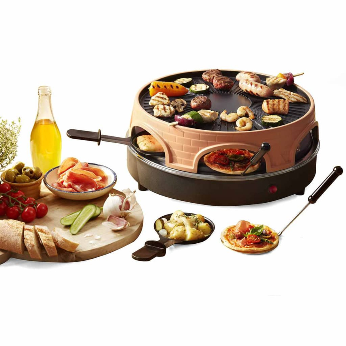 Ein Raclette-Grill mit verschiedenen Speisen: gegrilltes Gemüse, Würstchen und Fleisch. Dazu Beilagen und Zutaten.