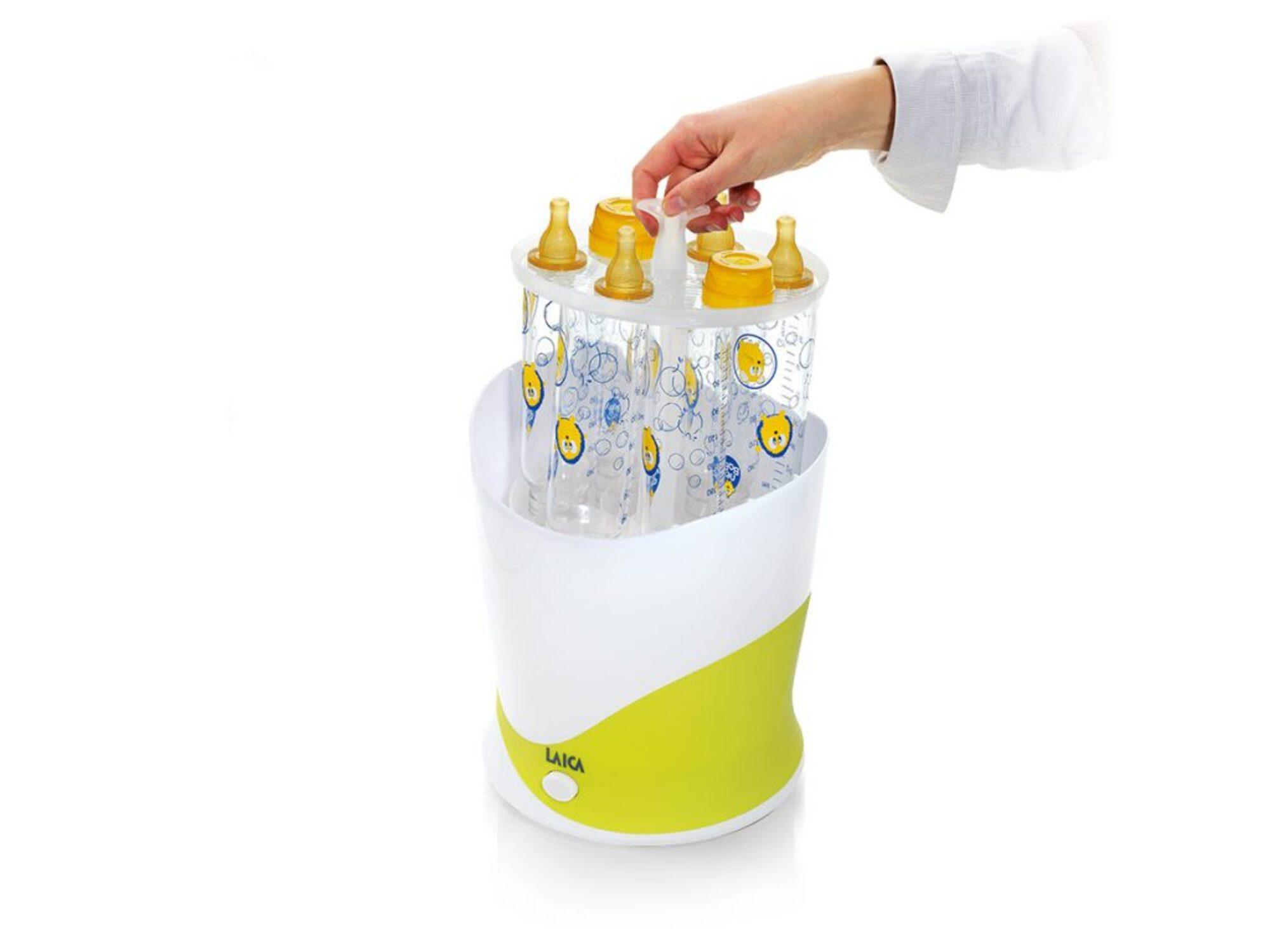 Esterilizador de biberones blanco y verde. Mano sosteniendo botellas, tetinas amarillas. Fondo blanco.