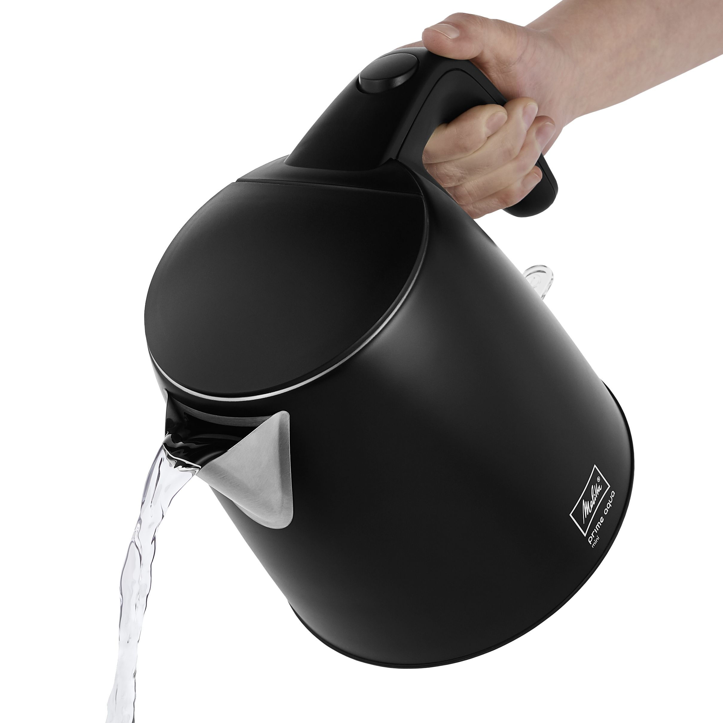 Zwarte waterkoker schenkt water. Hand houdt de waterkoker vast. Witte achtergrond.