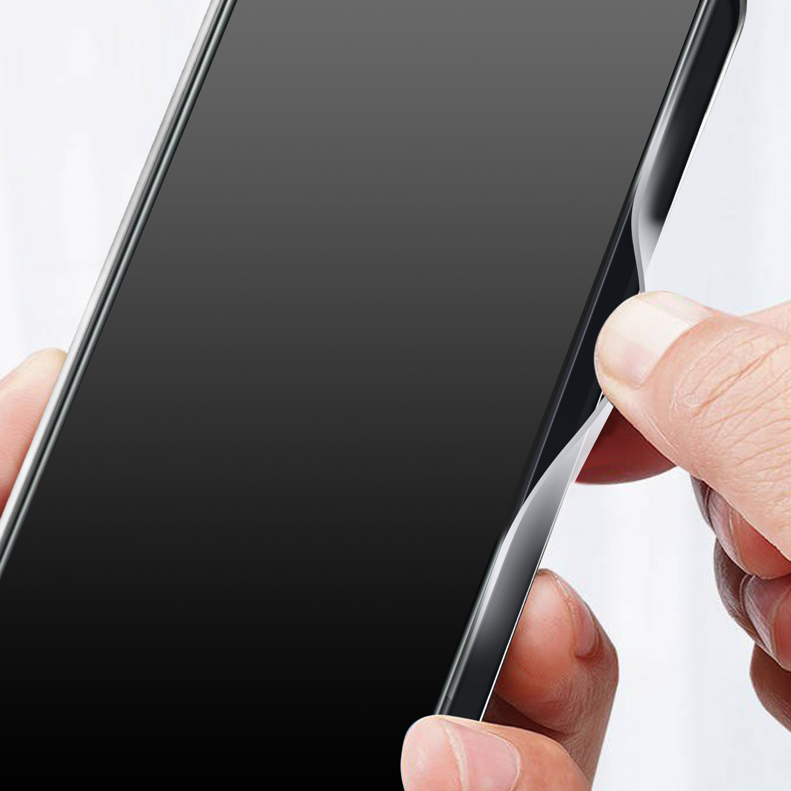 Mano che tiene un telefono, primo piano, con una protezione per lo schermo in applicazione.