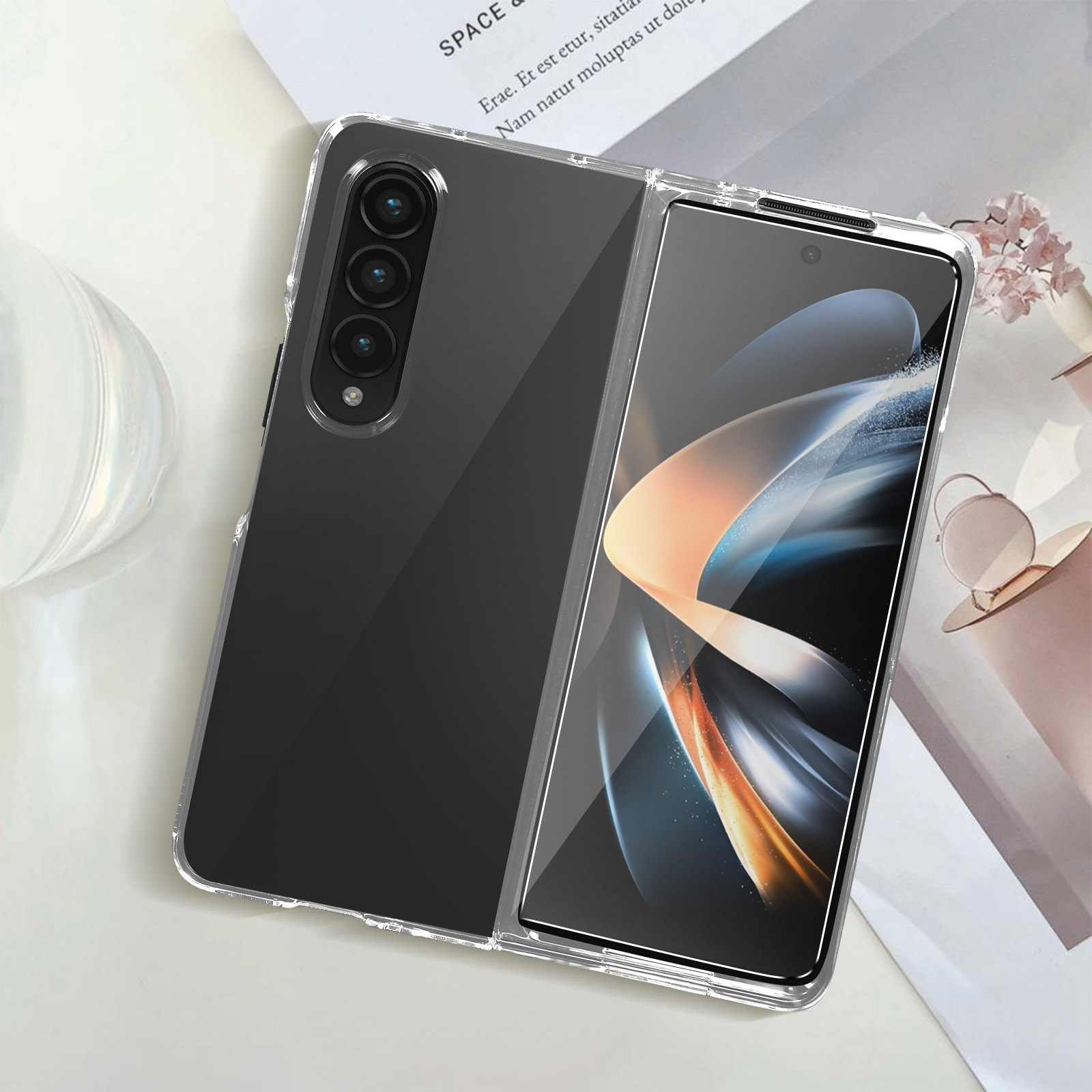 Coque de téléphone avec dos transparent et bordures noires. Le téléphone à l'intérieur est également visible.