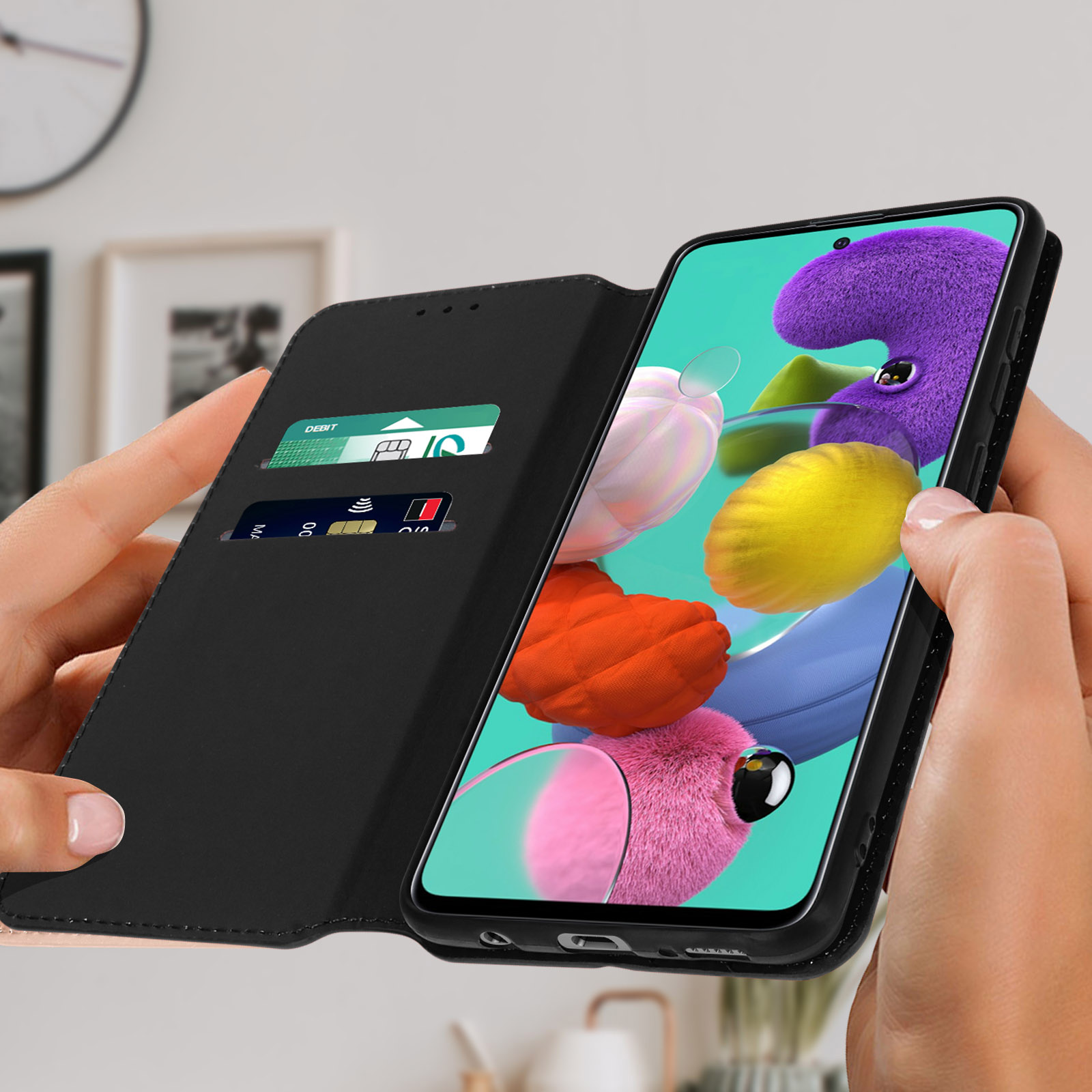 Eine Person hält eine Handyhülle mit bunten App-Symbolen.