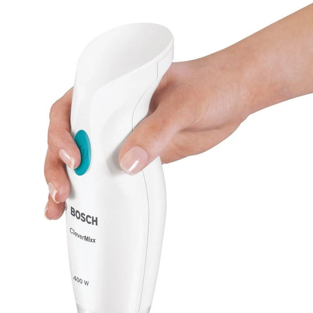 Hand hält einen weißen Bosch CleverMixx Stabmixer mit türkisfarbenem Knopf.