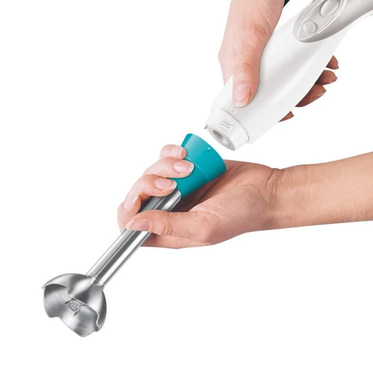 Eine Hand hält einen weißen Blendermotor und setzt ihn mit einem teal-farbenen Aufsatz zusammen.