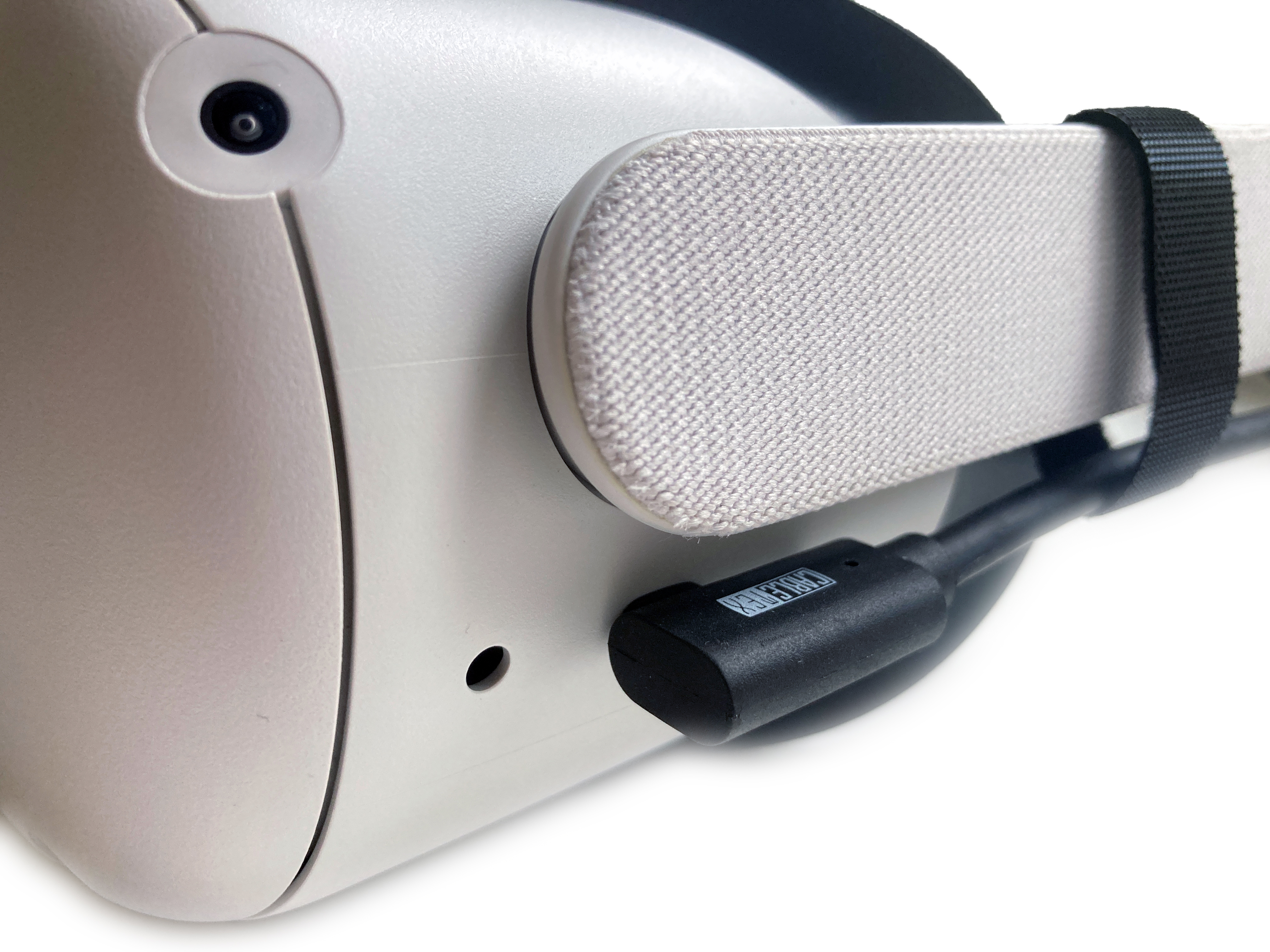 VR-Headset, weiß und schwarz, mit eingestecktem Kabel. Nahaufnahme der Seite.