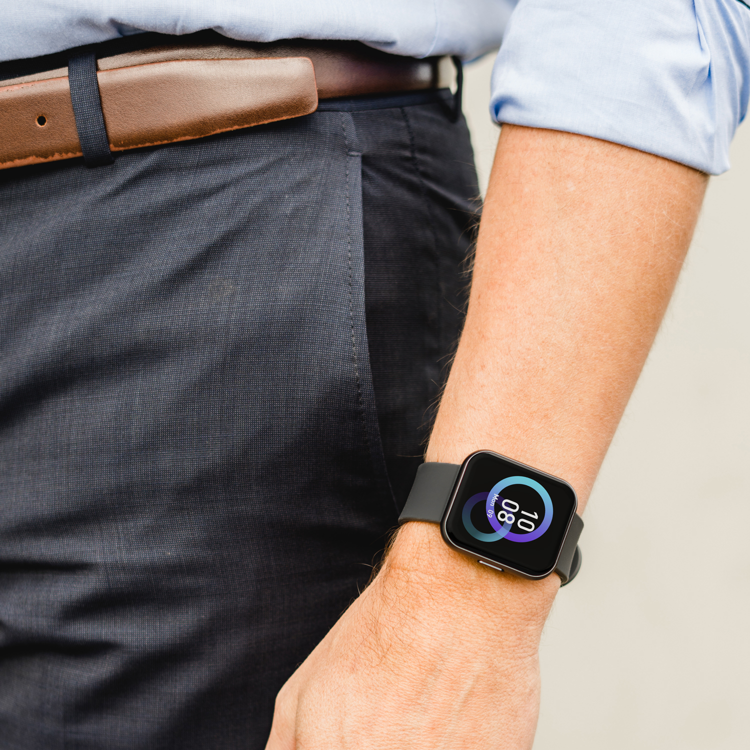 Das Handgelenk eines Mannes mit einer Smartwatch. Die Uhr zeigt die Uhrzeit und Gesundheitsmetriken.