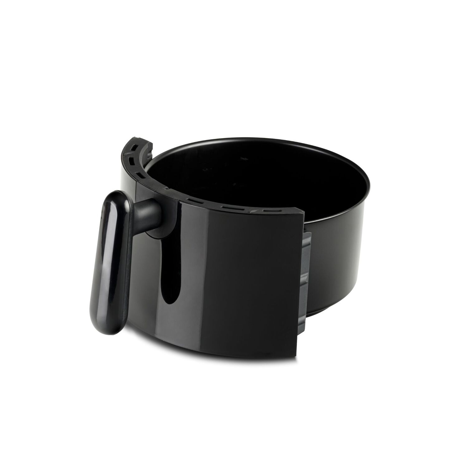 Cesta de freidora de aire negra con asa, aislada sobre fondo blanco.
