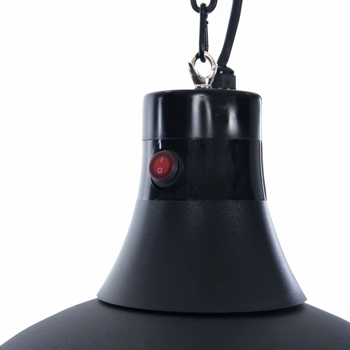 Eine schwarze Hängelampe mit rotem Ein/Aus-Schalter und weißem Hintergrund.