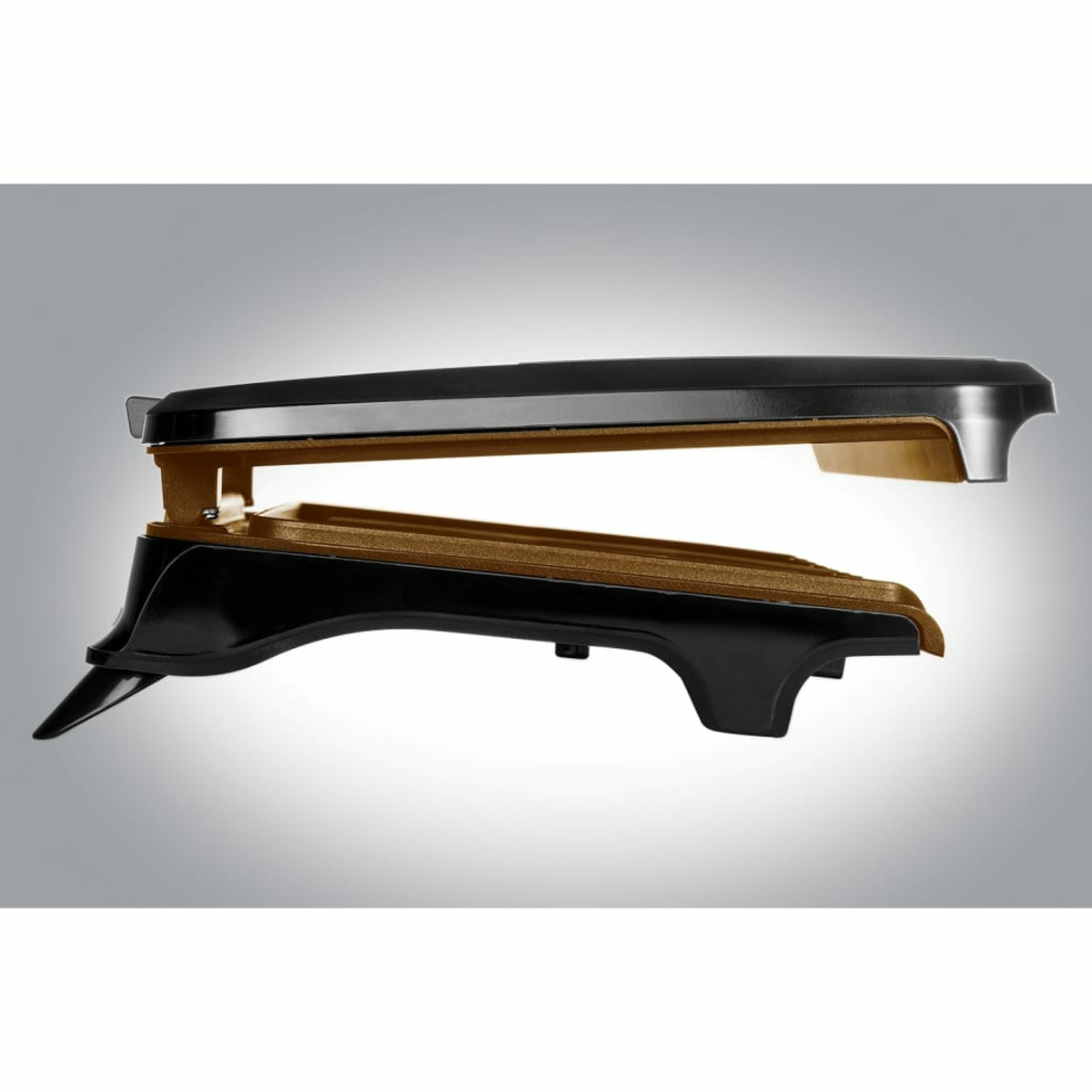 Toster do kanapek, czarny i złoty, otwarty, aby pokazać wewnętrzne płyty grzewcze.