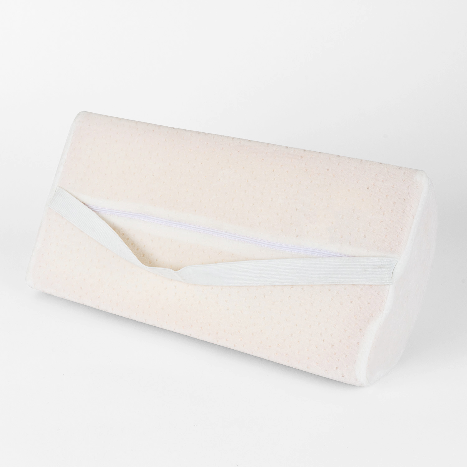 Almohada beige con correa blanca sobre una superficie blanca.