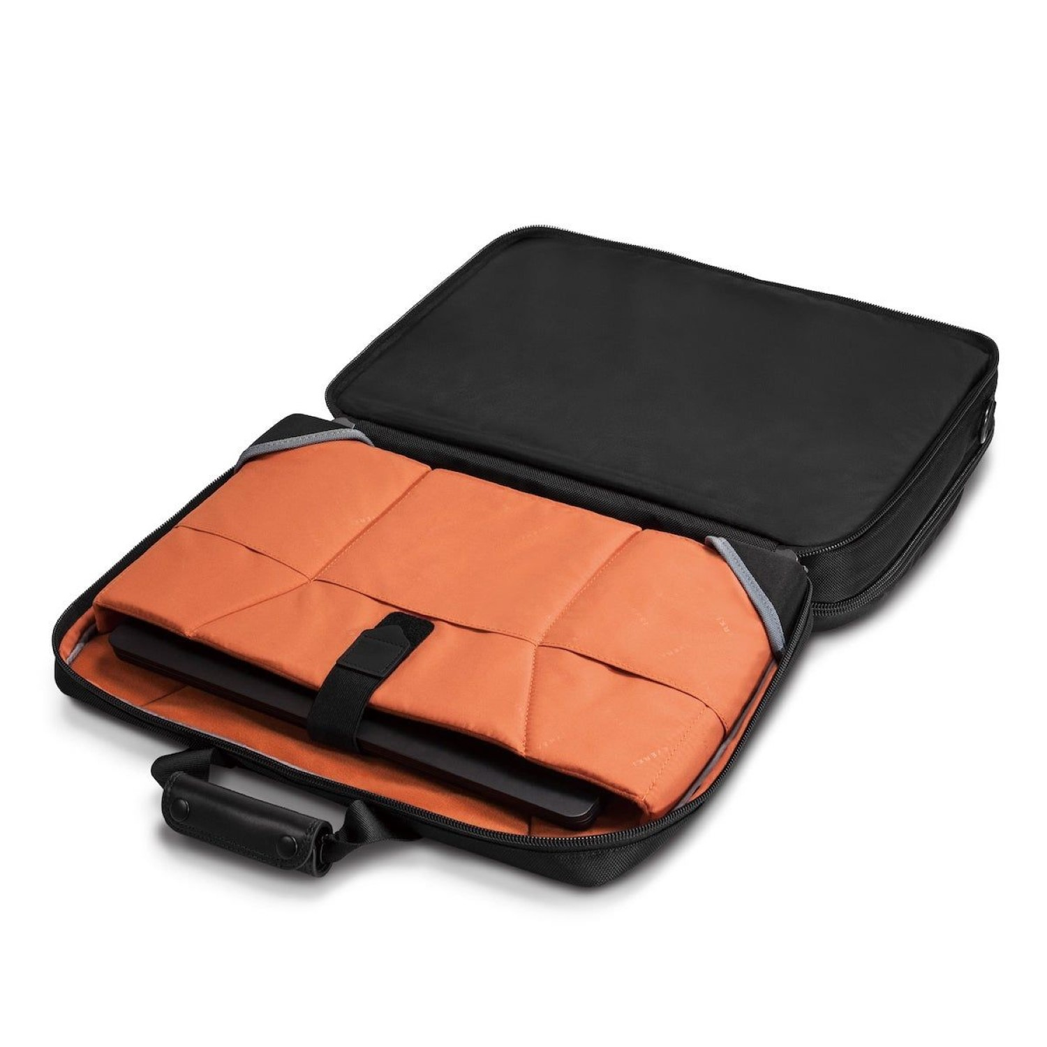 Laptop in einer schwarzen Tragetasche. Orange gepolsterter Innenraum, schwarzer Griff.
