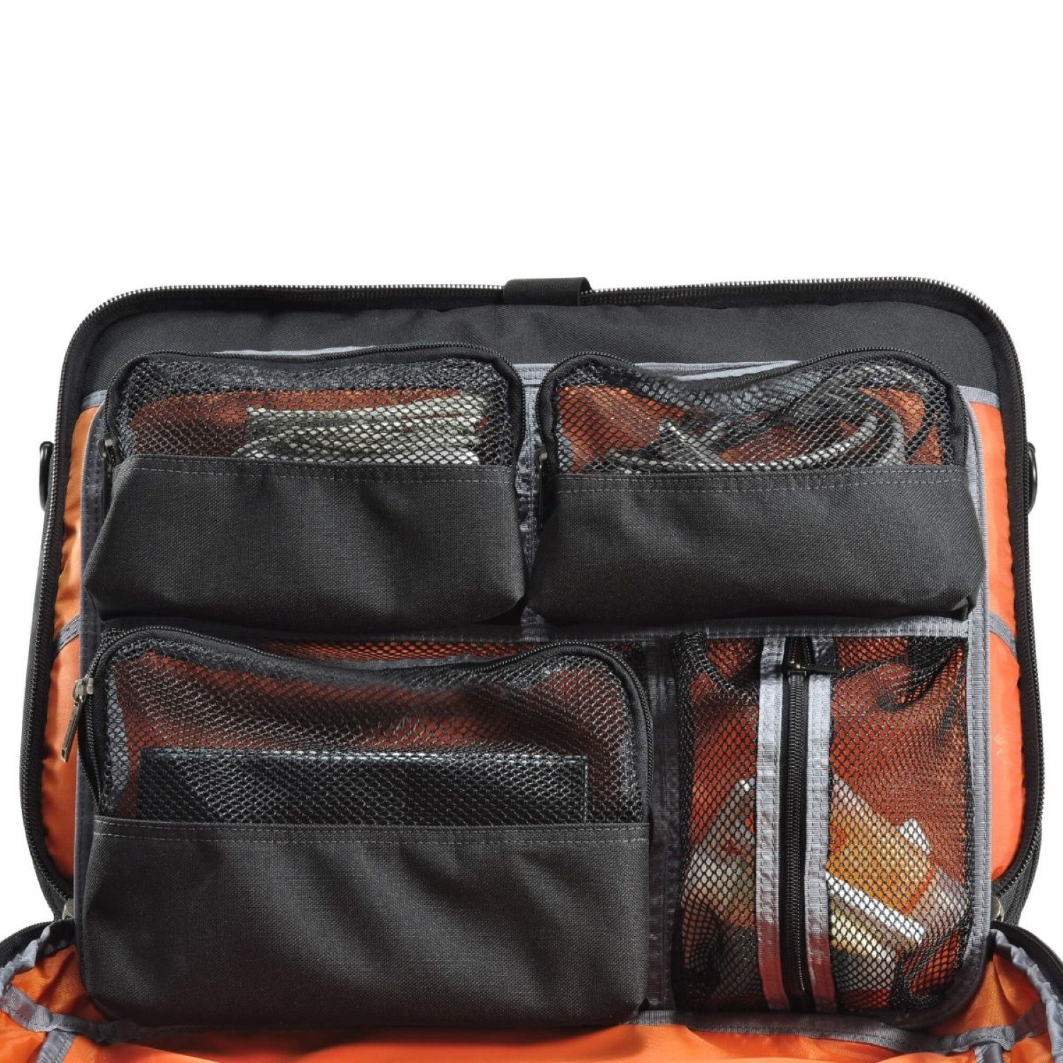 Schwarze Organizer-Tasche innen mit mehreren Fächern, gefüllt mit Gegenständen, auf weißem Hintergrund.