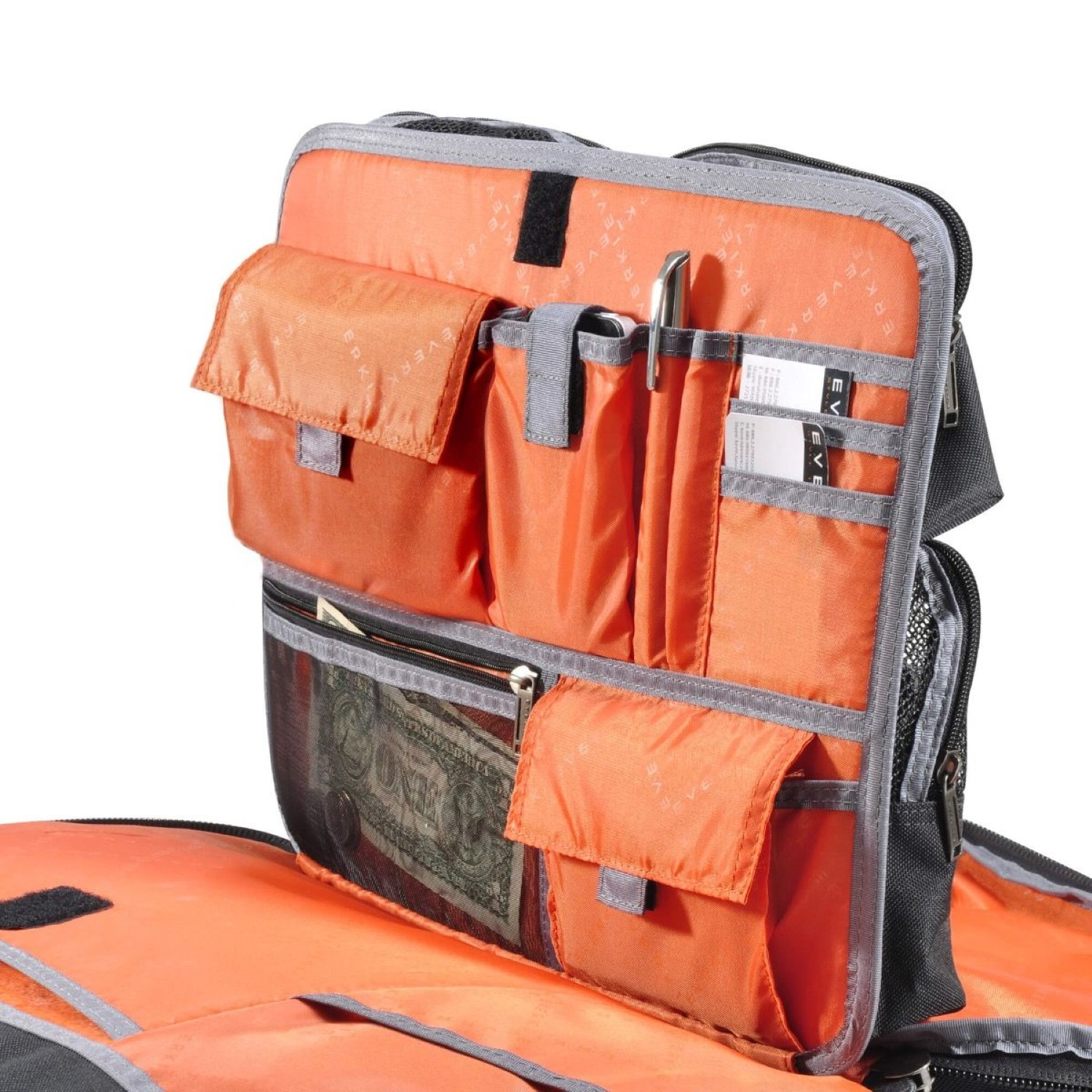 Geöffnete schwarz-orange Tasche mit Taschen und Fächern, gefüllt mit Gegenständen, Geld und Stiften.