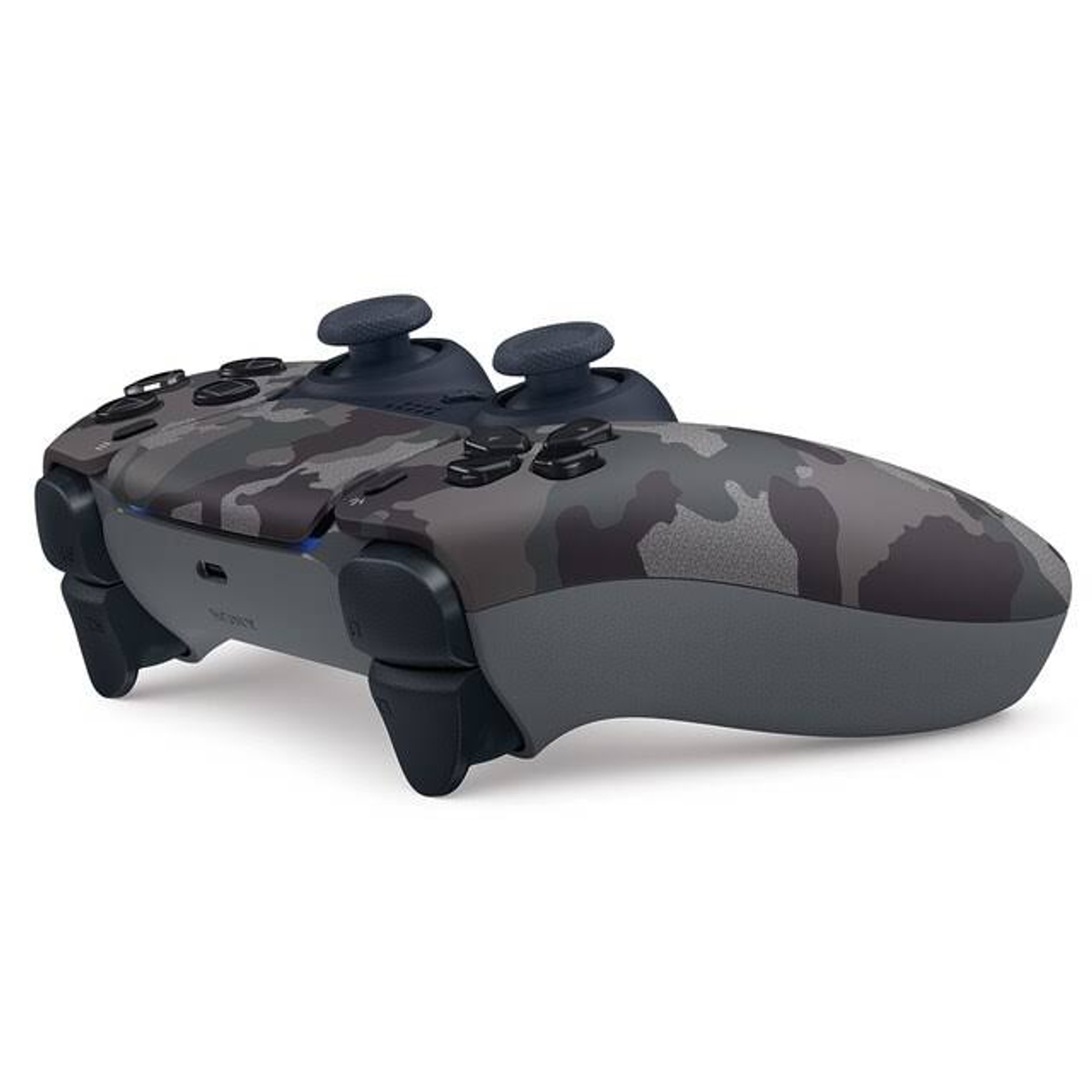 Dos controladores PS5 con patrón de camuflaje, uno al lado del otro, sobre un fondo blanco.