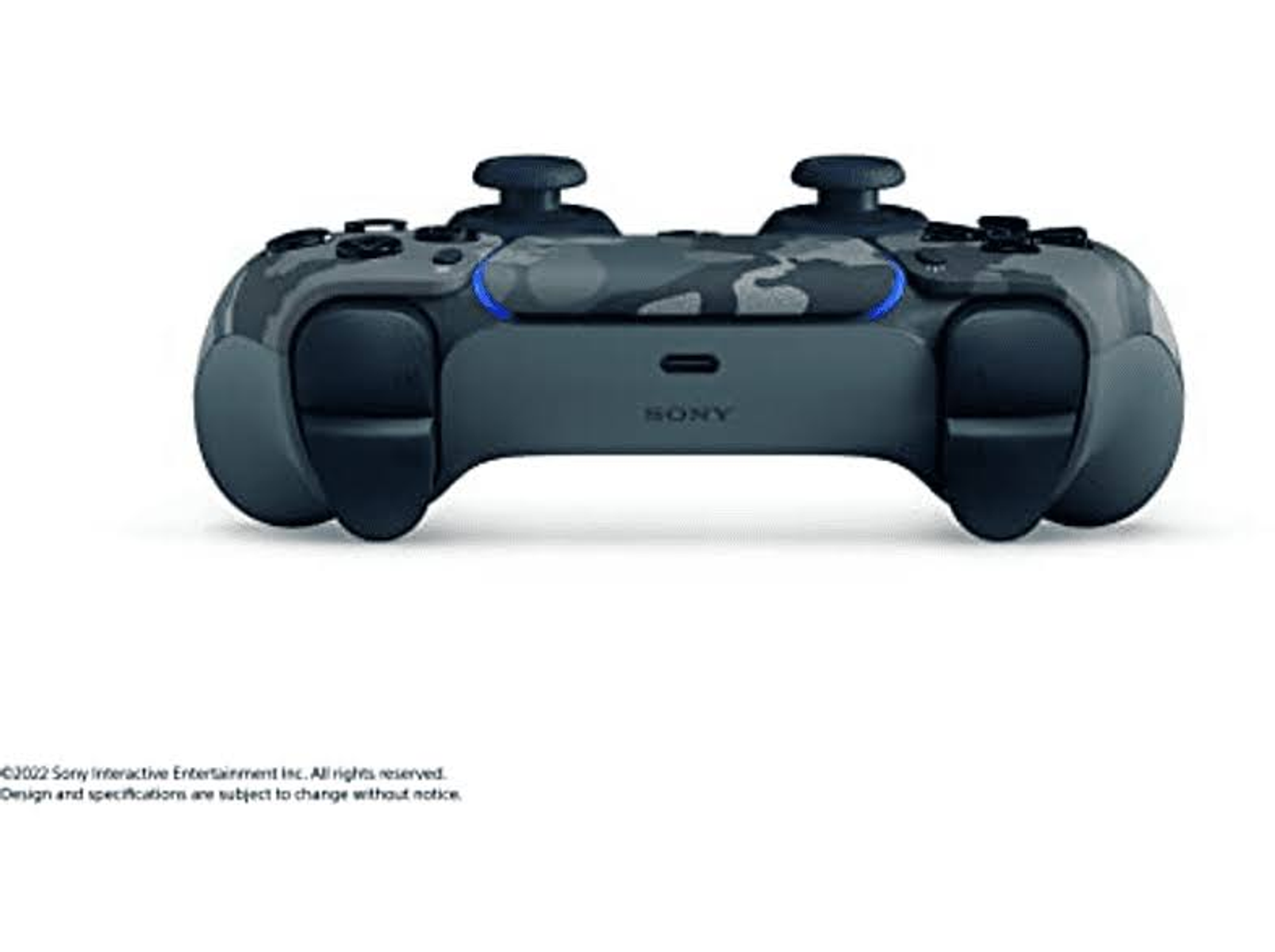 Mando de juego con patrón de camuflaje con luz azul, logotipo de Sony y botones negros.