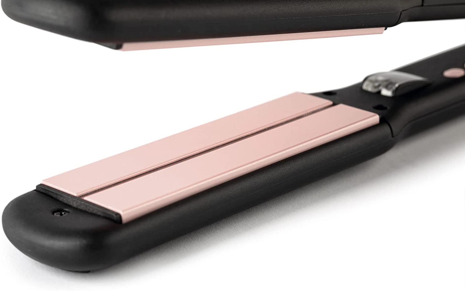Plancha de pelo, negra con placas de oro rosa. Las placas son paralelas y cerradas, sobre un fondo blanco.