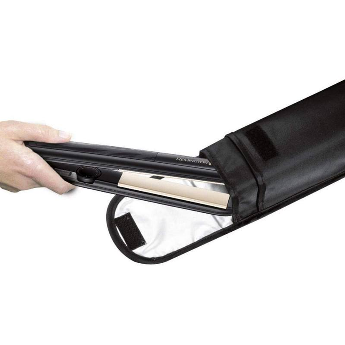 Una mano sosteniendo una plancha de pelo negra que se coloca en una funda protectora negra.