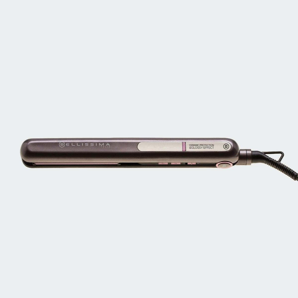 Piastra per capelli grigio scuro con design curvo, accento rosa e cavo nero, su sfondo bianco.