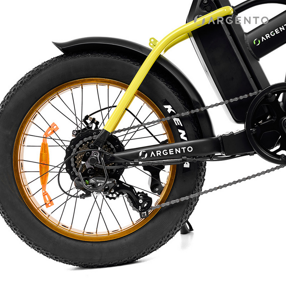 Primo piano della ruota di una bici elettrica. Telaio giallo e pneumatico nero.