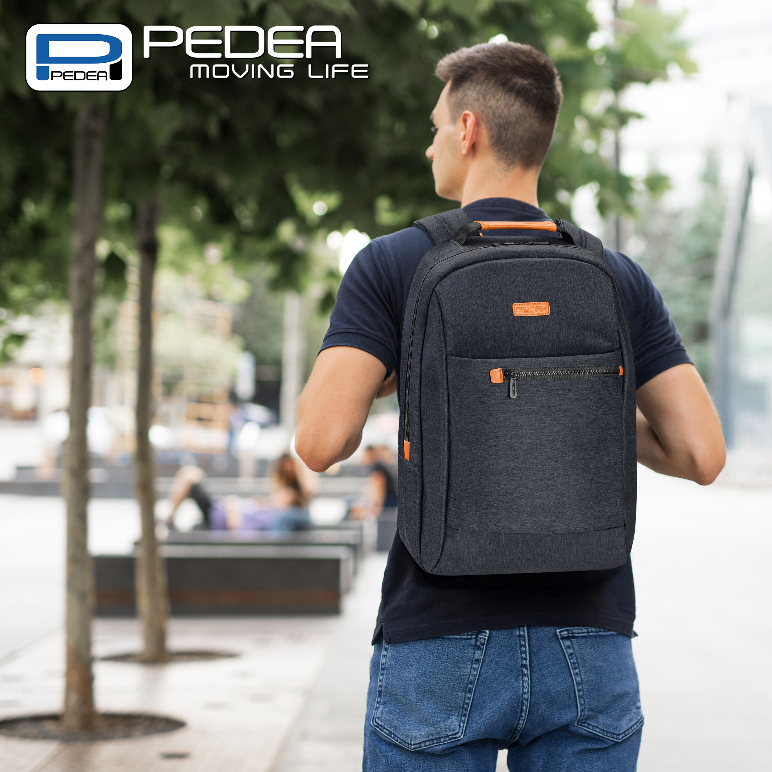Mann mit Rucksack, dunkelgrau, orangefarbene Akzente, geht. Bäume im Hintergrund, verschwommene Figuren.