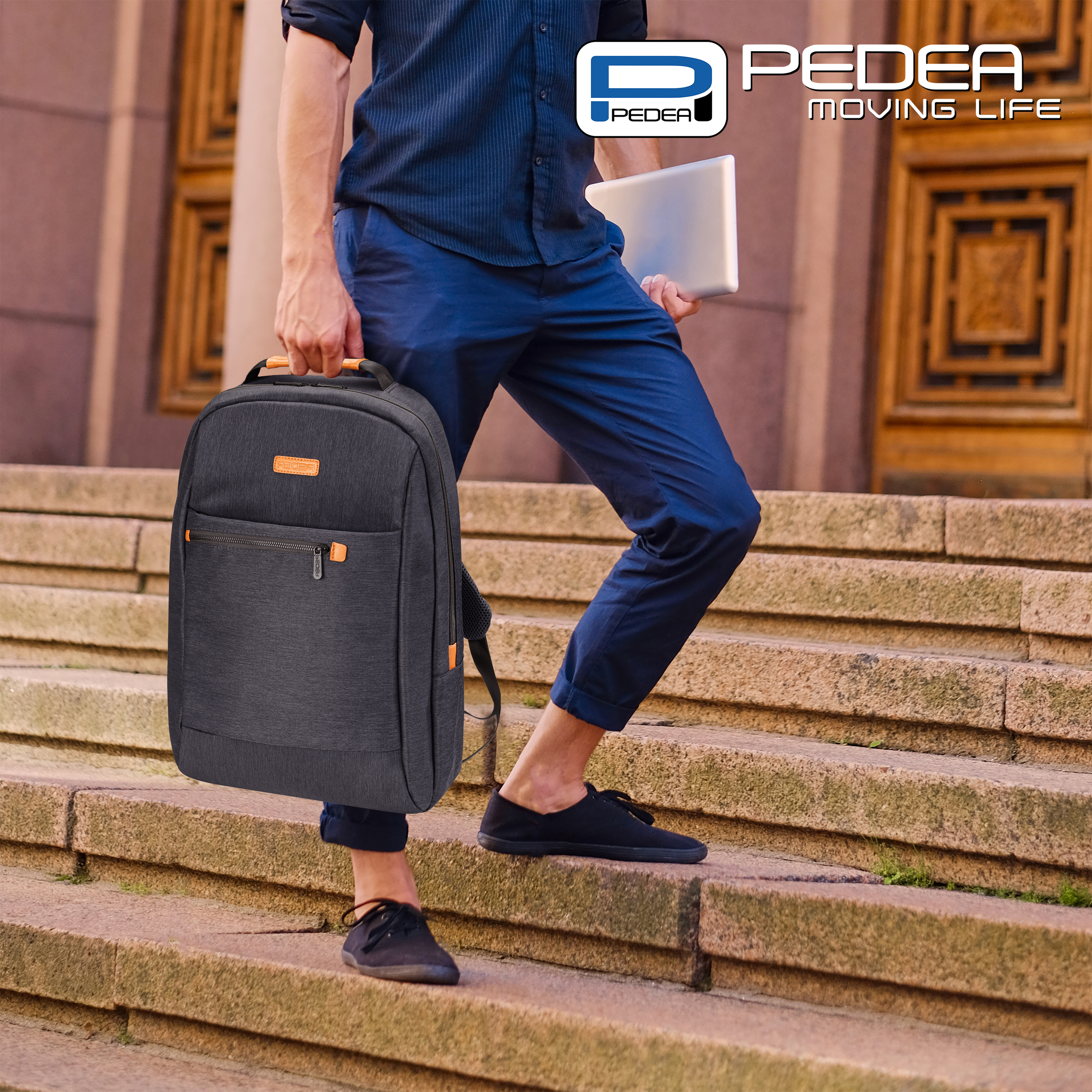 Mann geht Treppen hoch mit Rucksack, Tablet haltend, schwarze Schuhe tragend.