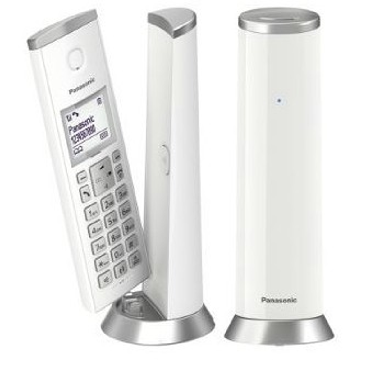 Tres teléfonos inalámbricos blancos y estaciones de carga sobre una superficie blanca, logo Panasonic.