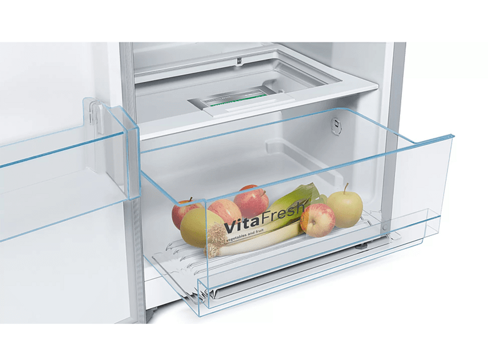 Cajón de verduras de un refrigerador con manzanas, puerros y peras. Visible la etiqueta VitaFresh.