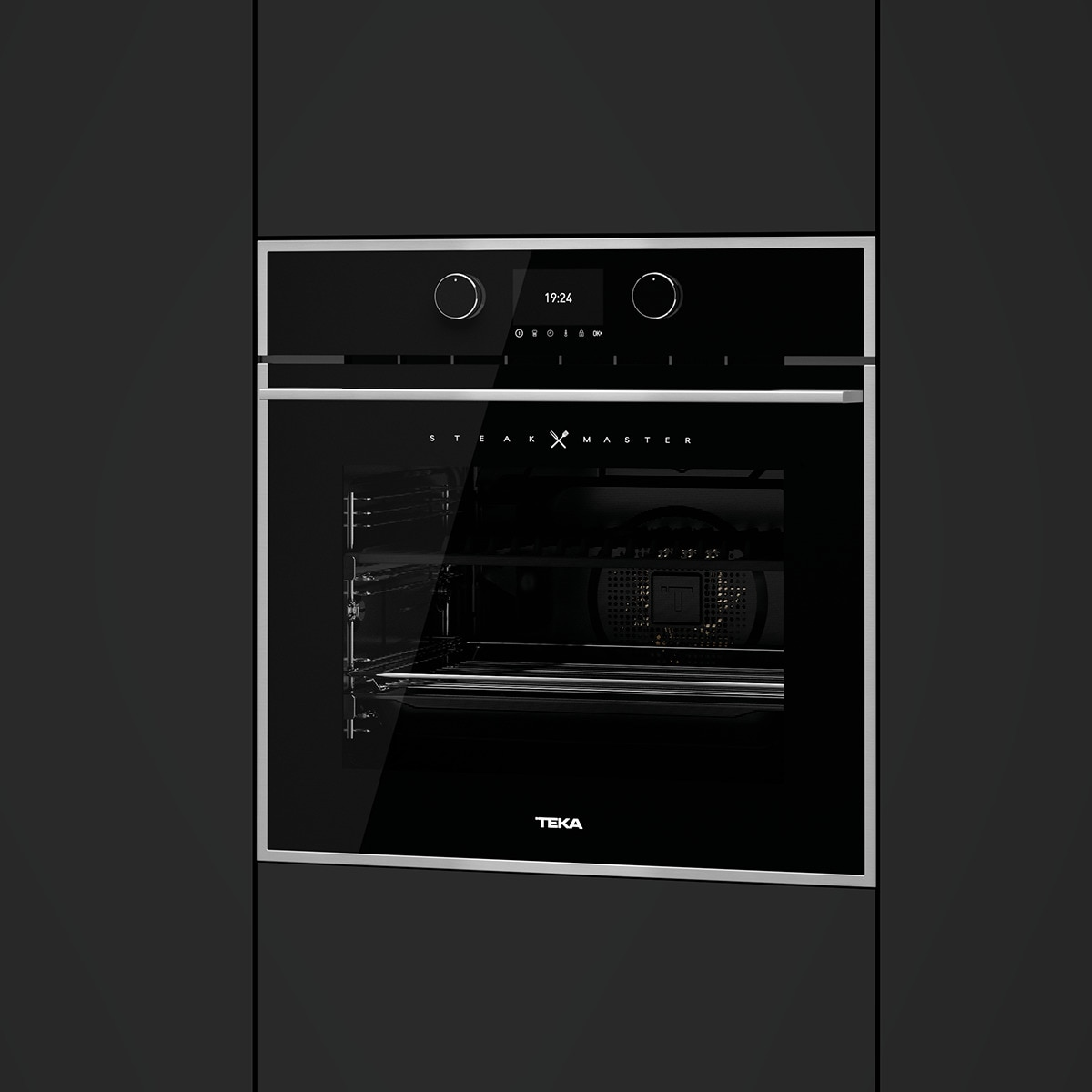 Un horno empotrado negro con puerta de cristal, mostrando la marca 'TEKA'.