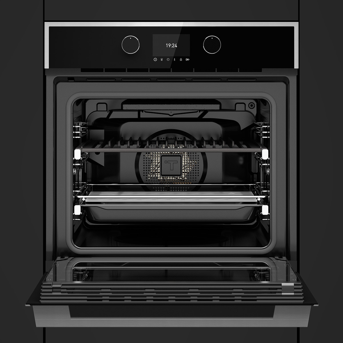 Un horno negro abierto que muestra el interior, con estantes y una bandeja, contra un fondo oscuro.