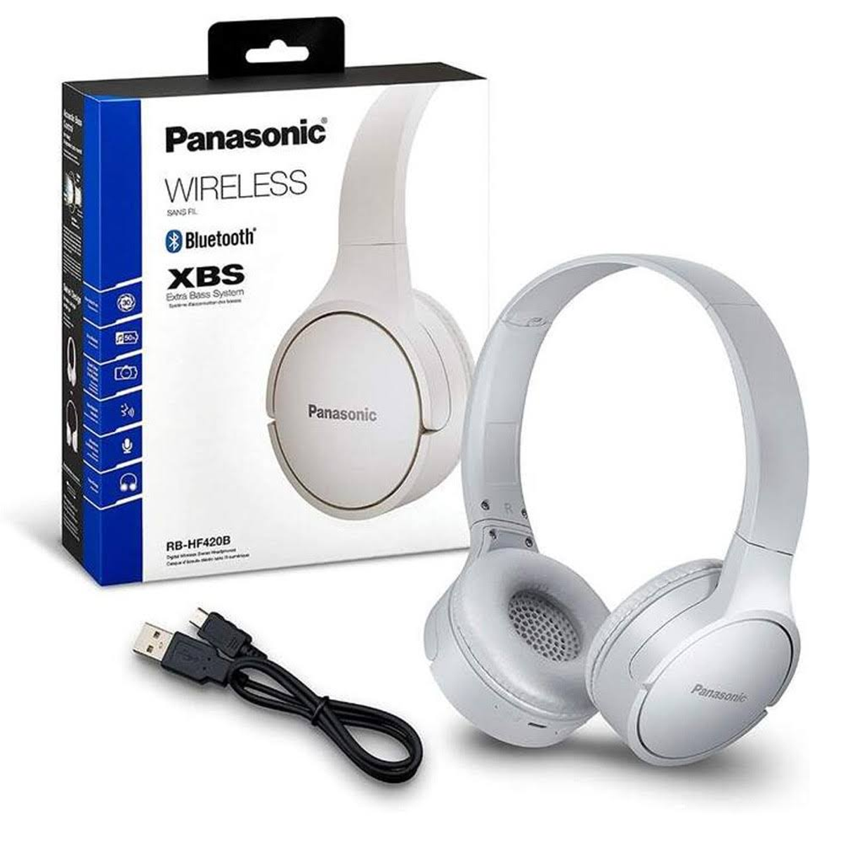 Cuffie wireless Panasonic bianche e scatola con cavo di ricarica. Isolato.