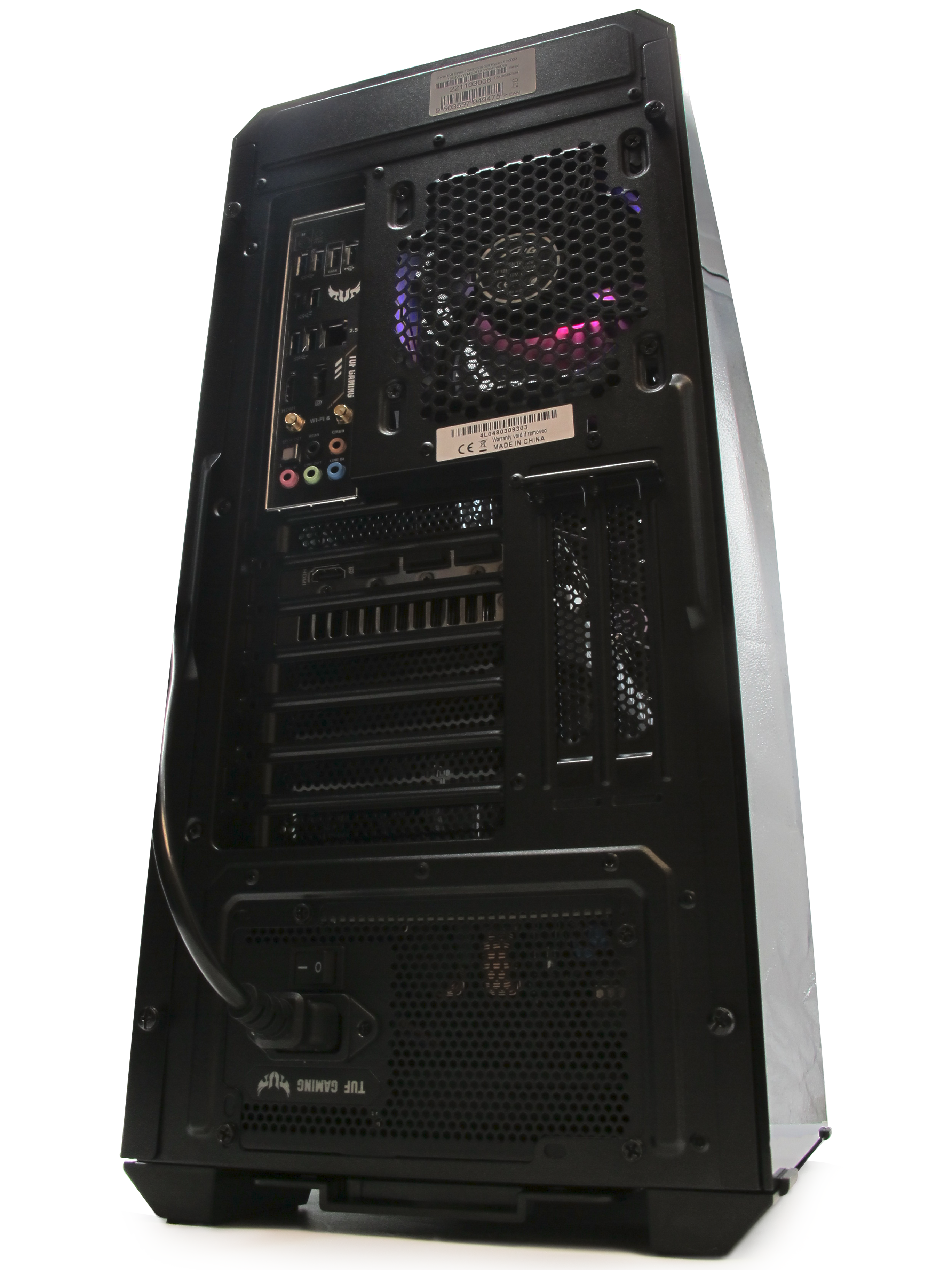 La parte trasera de una torre de computadora negra con varios puertos y un ventilador visible, sobre un fondo blanco.