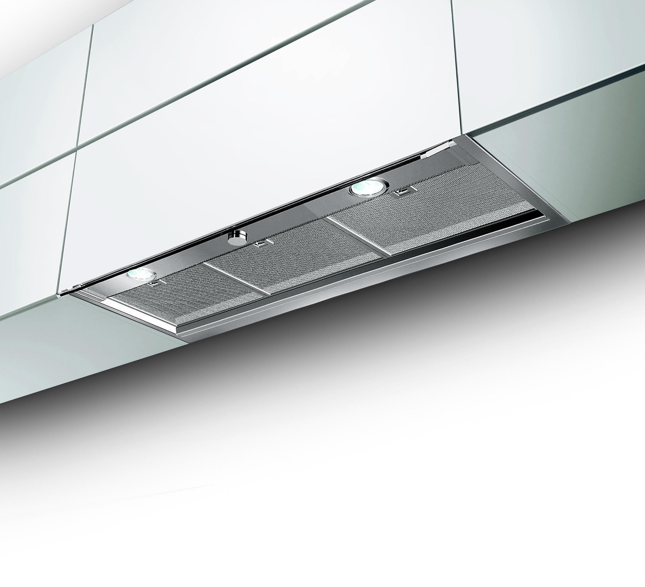 Una campana extractora de acero inoxidable con tres luces está montada bajo armarios blancos.