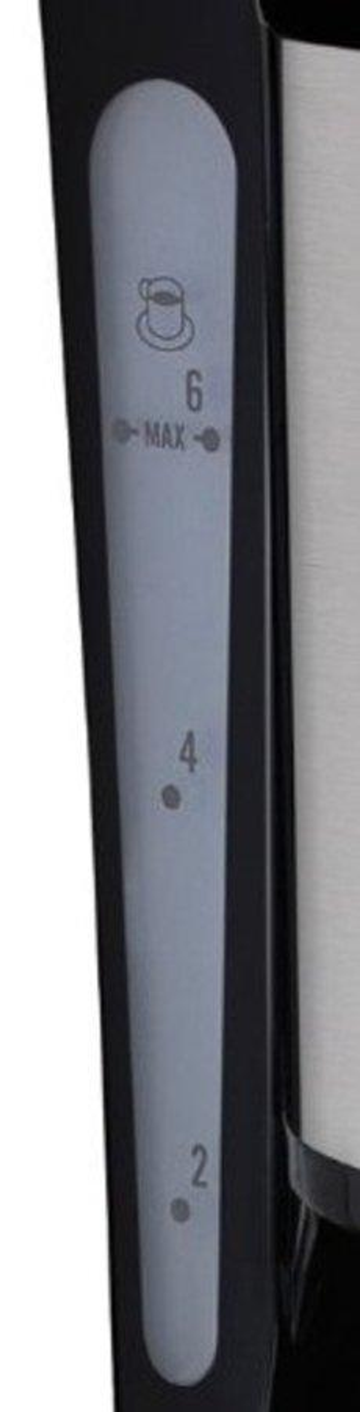 Zbliżenie wskaźnika poziomu wody w ekspresie do kawy pokazującego poziomy 2, 4 i 6 filiżanek.