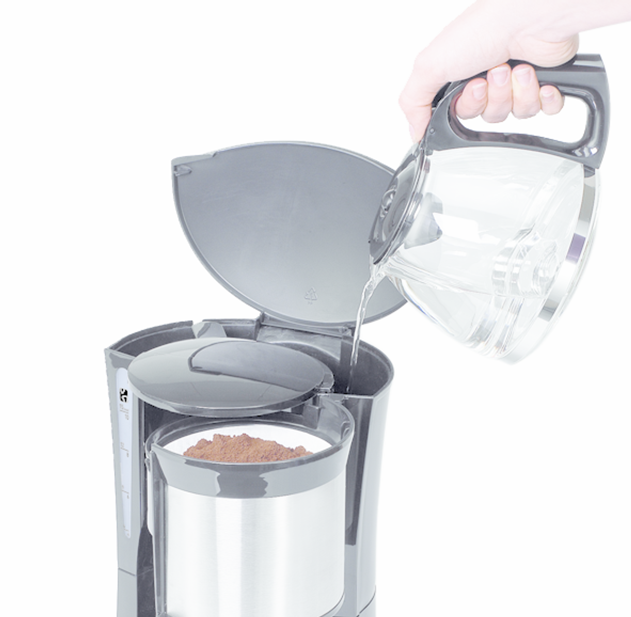 Ręka wlewa wodę do zbiornika na wodę ekspresu do kawy.