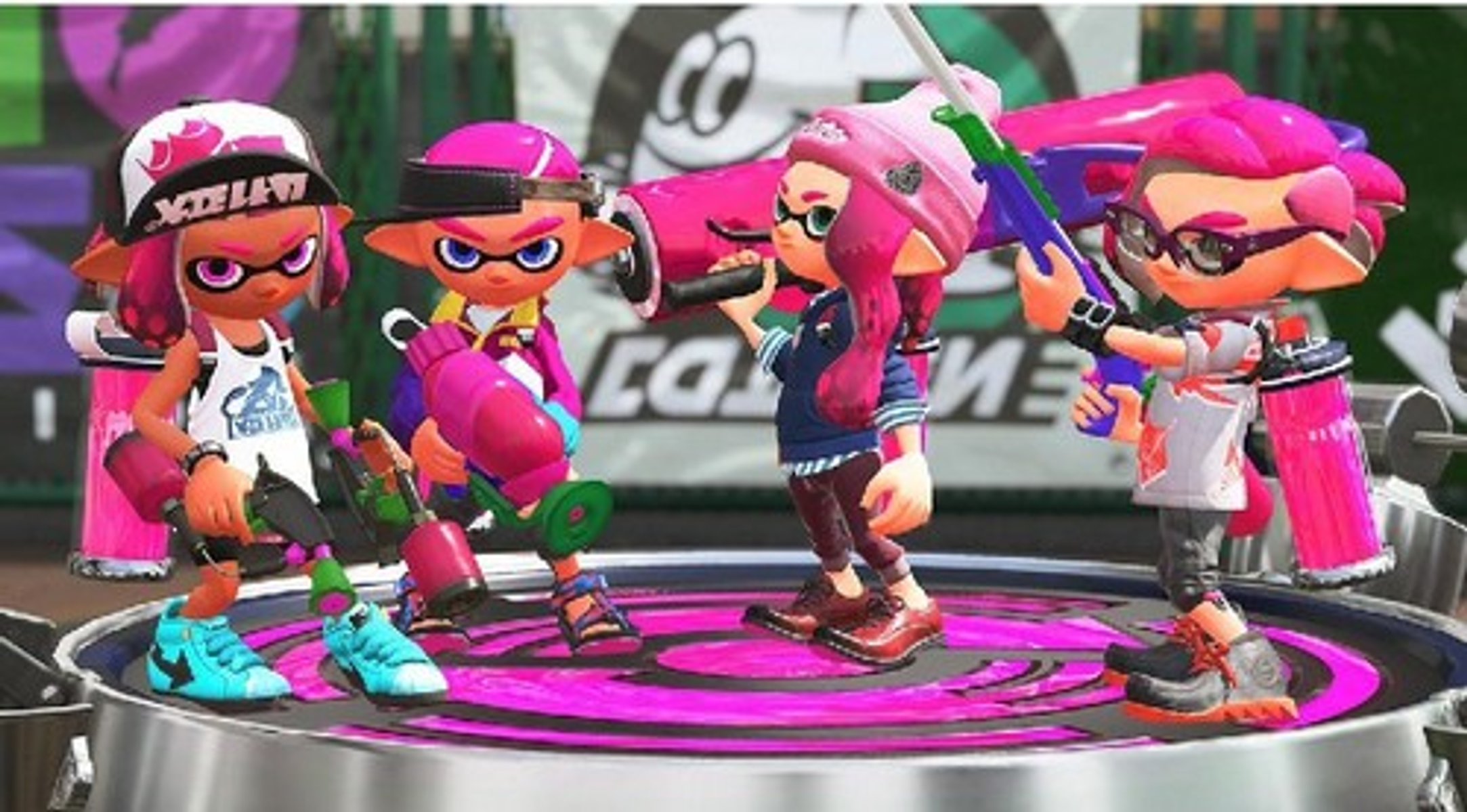 Cuatro personajes de dibujos animados de un videojuego sosteniendo armas en una plataforma.