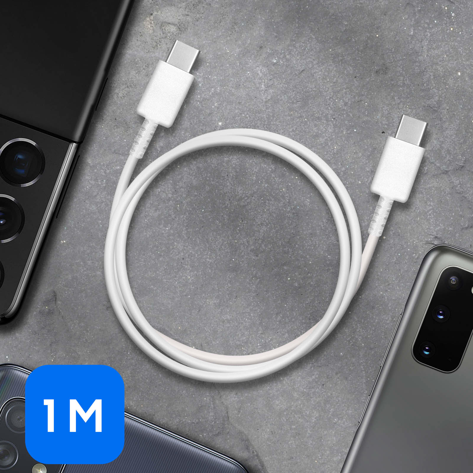 Weißes USB-C-Kabel mit Steckern auf grauem Untergrund, neben Handys.