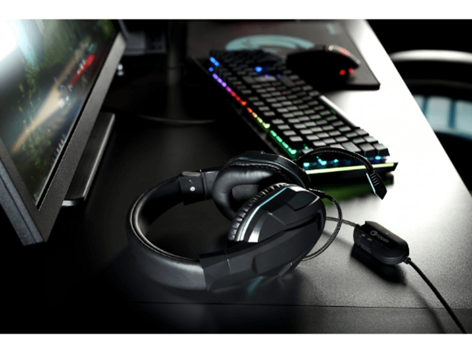 Czarne słuchawki dla graczy i kontroler na biurku z klawiaturą i myszą.