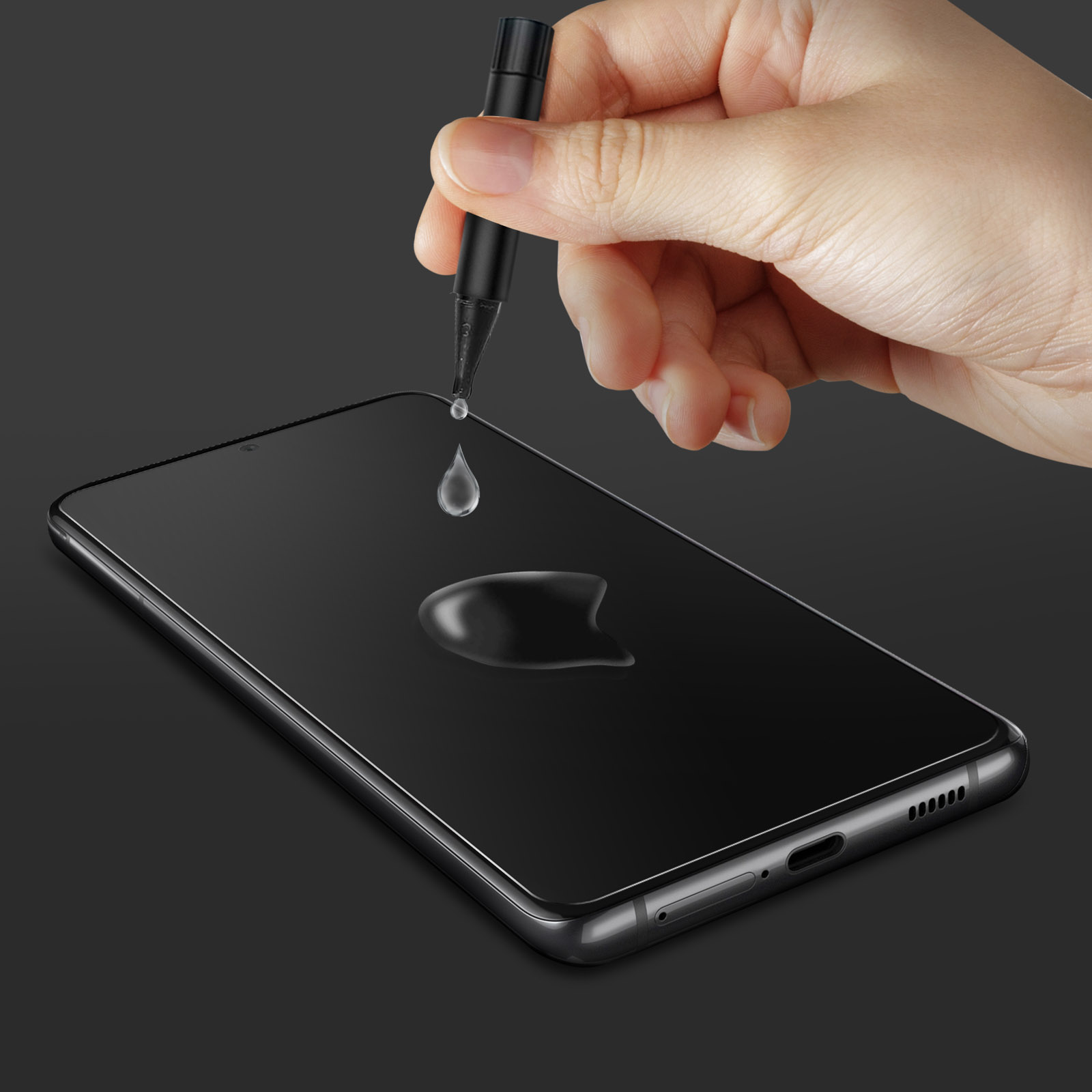 Una mano applica liquido su uno schermo nero del telefono.