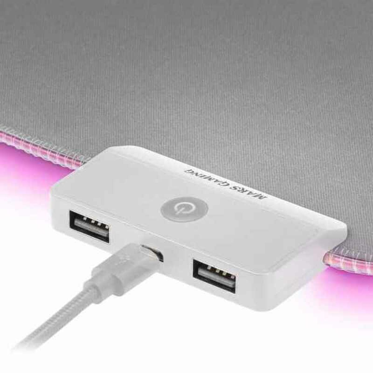 Biały hub USB z dwoma portami USB i portem ładowania. Na szarej podkładce pod mysz.