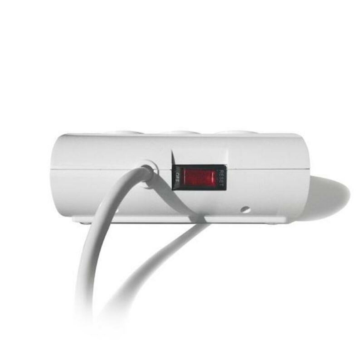 Witte stekkerdoos met een rode resetknop en een witte kabel, op een witte achtergrond.